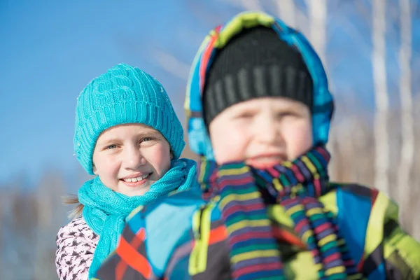 Dwa cute dzieci jazda sanki — Zdjęcie stockowe