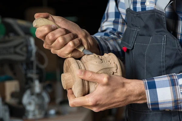 Mani che lavorano con il cutter — Foto Stock