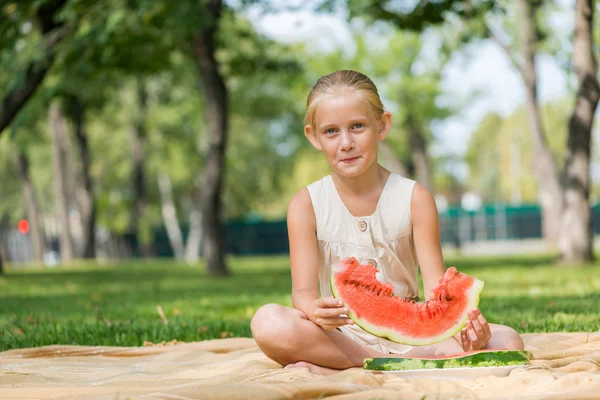 Kluk s plátkem melounu — Stock fotografie