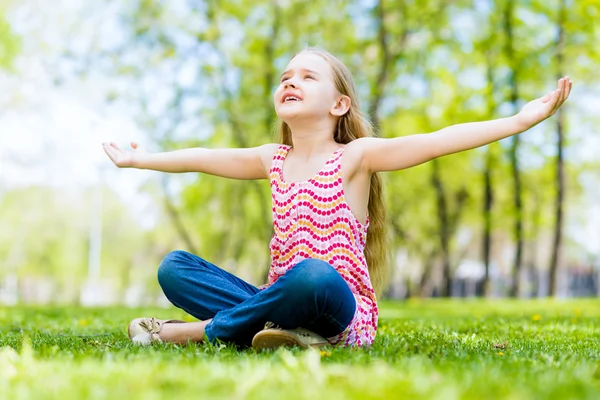 Retrato de uma menina em um parque — Fotografia de Stock