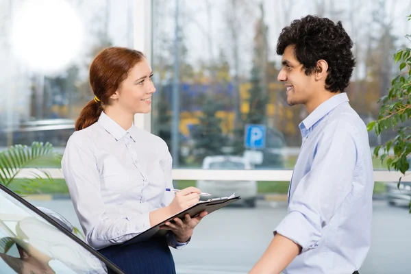 Jonge vrouw verkoop consultant — Stockfoto