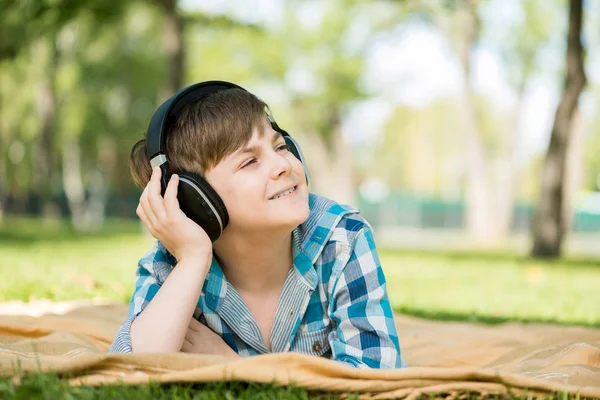 Carino ragazzo in parco — Foto Stock