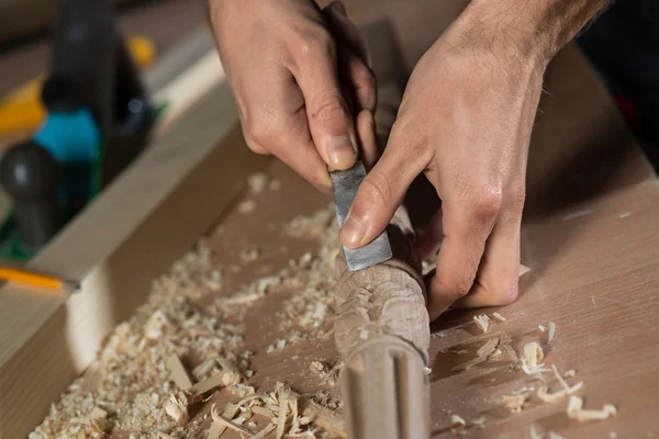 Mãos que trabalham com cortador — Fotografia de Stock