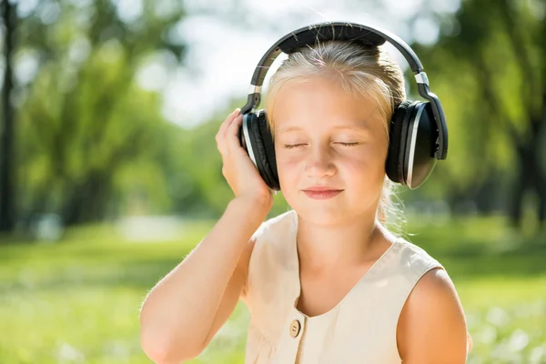 Girl enjoying music — Stock Photo, Image