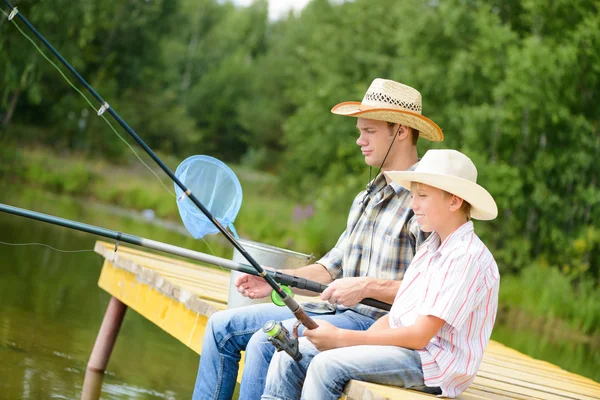 Vater und Sohn. Sommerangeln — Stockfoto