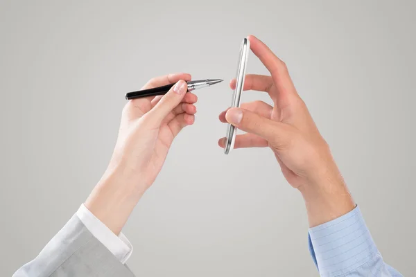 Manos usando teléfono móvil — Foto de Stock