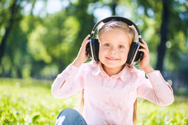 Enfant relaxant dans le parc — Photo