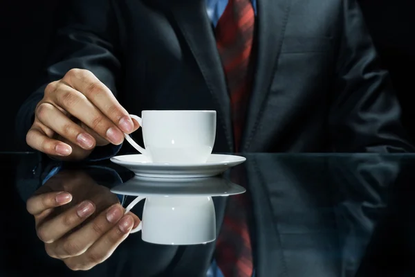 Geschäftsmann Hand bei einer Tasse Kaffee — Stockfoto