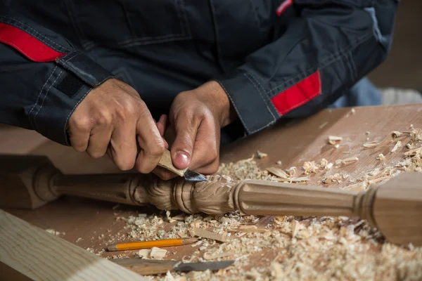 Kesici ile iş yerinde bir marangoz — Stok fotoğraf