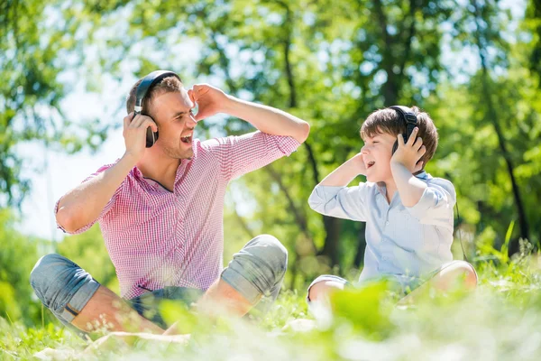 Far och son njuta av musik — Stockfoto