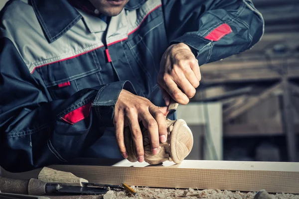 Handen die met kotterstag werken — Stockfoto