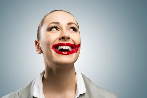 Mujer joven con la boca roja vívida — Foto de Stock