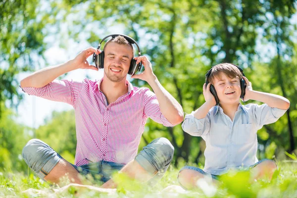 Far och son njuta av musik — Stockfoto