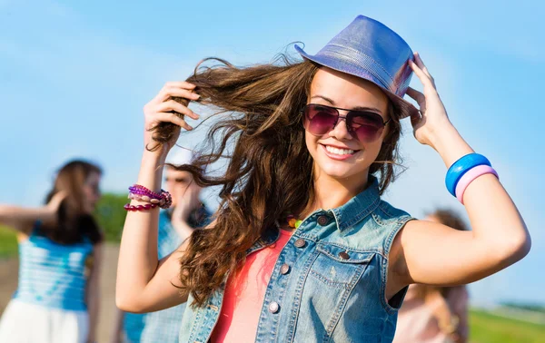 Mujer joven con estilo en gafas de sol — Foto de Stock