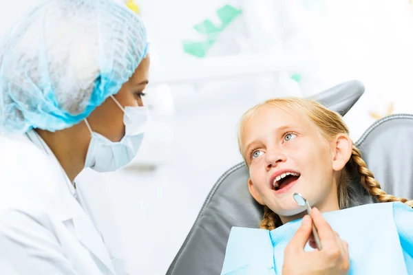 Dentista inspeccionando paciente — Foto de Stock