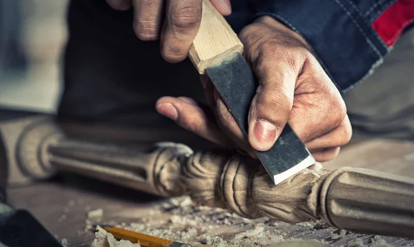 Mani che lavorano con il cutter — Foto Stock