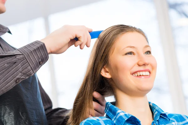 Jeune Coiffeur et client — Photo