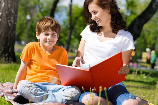 Reading  book together — Stock Photo, Image