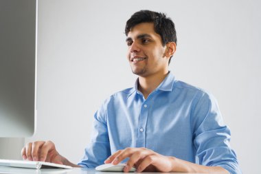 iş yerinde genç adam