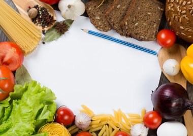 Mutfak masasındaki sebze ve baharatlar.