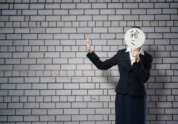 Unerkennbare Geschäftsfrau versteckt ihr Gesicht — Stockfoto