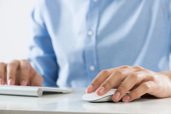 Jonge man op het werk — Stockfoto