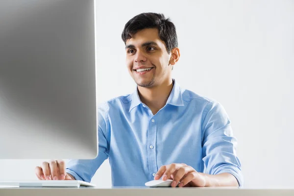 Jovem no trabalho — Fotografia de Stock