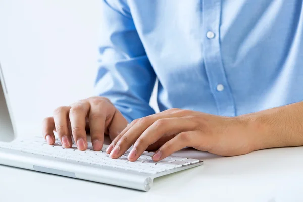 Homem digitando no teclado — Fotografia de Stock