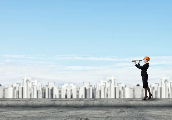 Ingeniera mujer mirando en vidrio espía — Foto de Stock