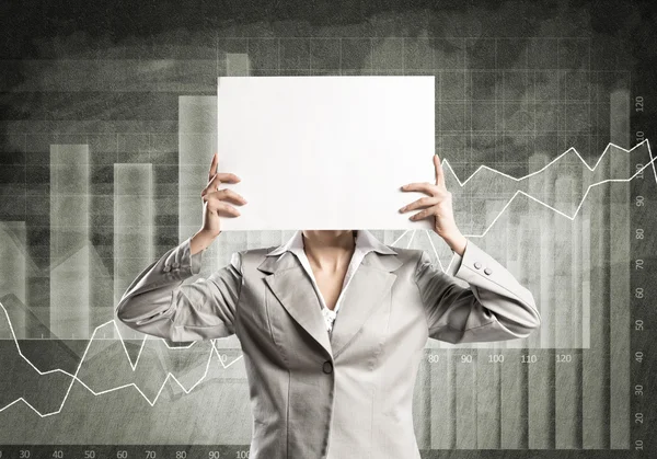 Affärskvinna dölja hennes ansikte bakom papper — Stockfoto