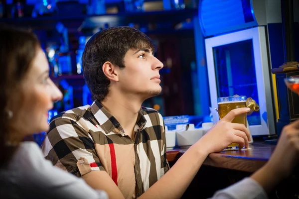 Młody mężczyzna w barze — Zdjęcie stockowe