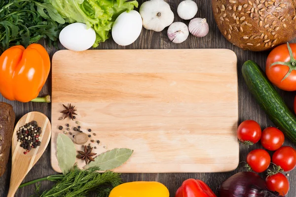 Légumes et épices sur la table de cuisine — Photo