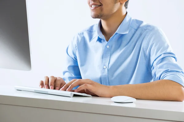 Junger Mann bei der Arbeit — Stockfoto