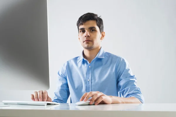 Jovem no trabalho — Fotografia de Stock