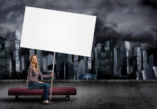 Meisje met witte banner — Stockfoto