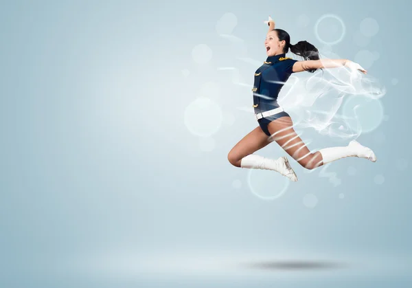 チアリーダーの女の子が高いジャンプ — ストック写真
