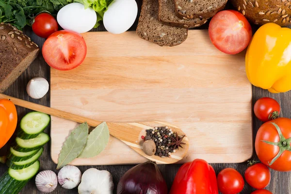 Légumes et épices sur la table de cuisine — Photo