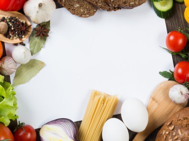 Mutfak masasındaki sebze ve baharatlar.