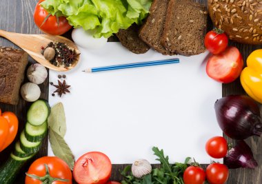 Mutfak masasındaki sebze ve baharatlar.