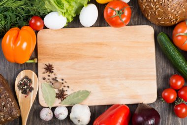 Mutfak masasındaki sebze ve baharatlar.