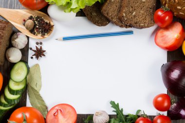 Mutfak masasındaki sebze ve baharatlar.