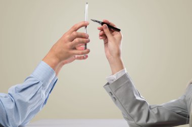 cep telefonu kullaranarak eller