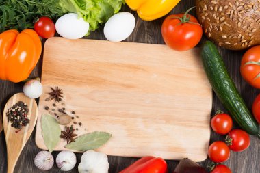 Mutfak masasındaki sebze ve baharatlar.