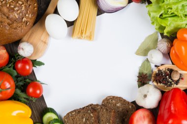 Mutfak masasındaki sebze ve baharatlar.