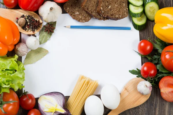 Hortalizas y especias en la mesa de la cocina — Foto de Stock