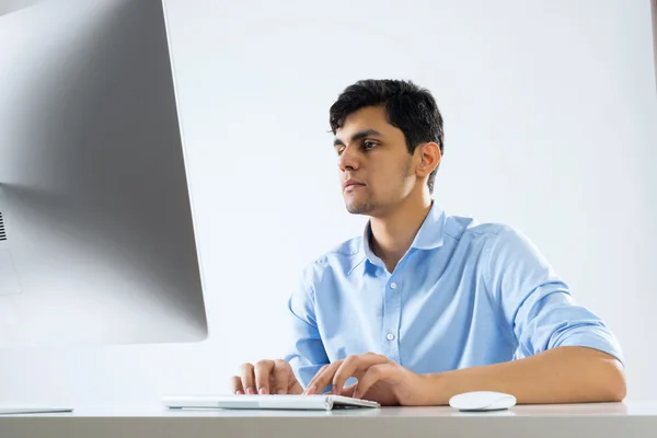 Junger Mann bei der Arbeit — Stockfoto