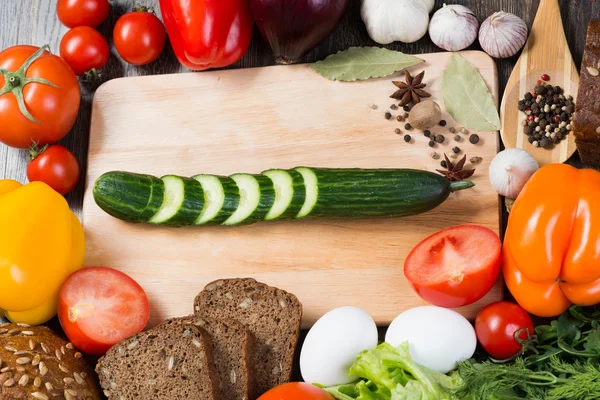 Légumes et épices sur la table de cuisine — Photo