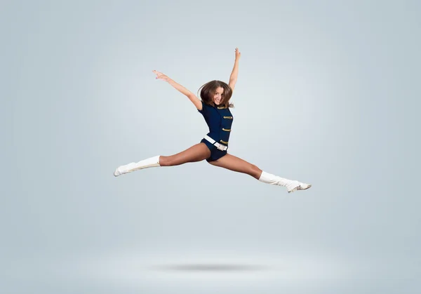 Cheerleader tjej hoppar högt — Stockfoto