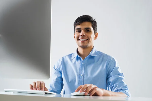 Jovem no trabalho — Fotografia de Stock