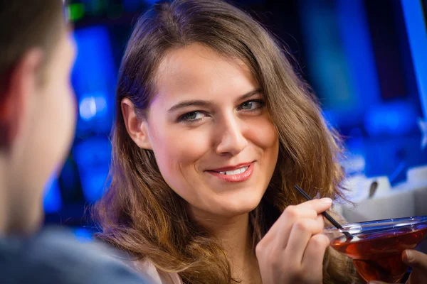 Mujer joven en un bar — Foto de Stock